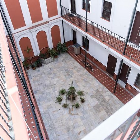 Muy Centrico Apto. En Tipico Patio Sevillano Exterior photo